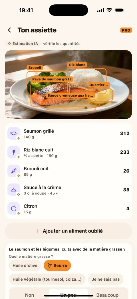 L'écran Ton assiette : une photo de saumon et riz analysée, avec l'étiquette Estimation IA